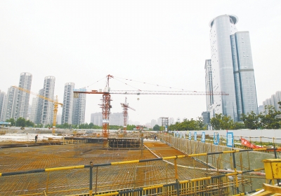 中州大道與金水東路東北角，正在建一座大型停車場(chǎng)。