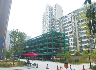 商城路與英協(xié)路交叉口附近的濱河綠苑小區(qū)內(nèi)，剛剛建好一個(gè)立體停車場(chǎng)。