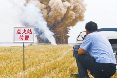 民警點火，引爆爆炸物品。