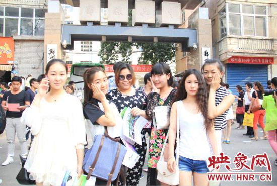 畢業(yè)和同學一起去旅行是不少考生的選擇。