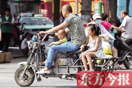 這樣帶著孩子，一個剎車，孩子就有可能摔下車