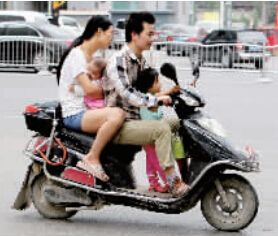 帶著孩子騎電動車，安全一定要放在第一位。