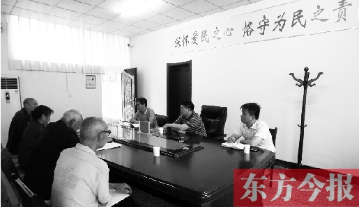 6月16日，幾位蘭考市民在向縣委副書(shū)記毛衛(wèi)豐反映問(wèn)題。