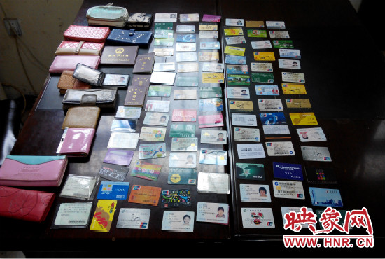 在日常執(zhí)勤當中，巡防隊員經(jīng)常能撿到很多的身份證和銀行卡。