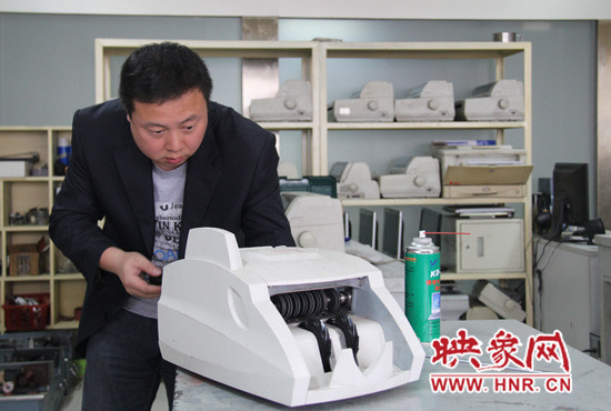 陸涌每天的工作就是和機(jī)器“談心”、發(fā)現(xiàn)故障、修好它們。