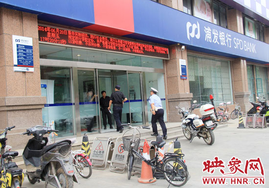 民警趕到現(xiàn)場(chǎng)了解情況。