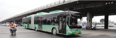 昨日上午，一輛B3快速公交測試車行駛在西三環(huán)的線路上。