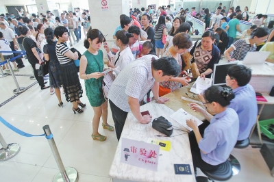 6月30日上午9時20分，鄭州市公安局出入境管理處辦事大廳內(nèi)擠滿前來辦理護照、簽證的群眾。