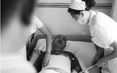 昨天，鄭州市第一人民醫(yī)院，被打傷的鄭州管城區(qū)執(zhí)法隊(duì)員唐建偉在接受治療。