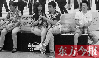 昨天，火車站地一大道納涼點已有許多市民坐在商場的椅子上乘涼