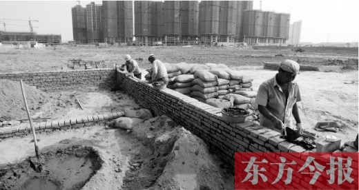 7月8日，鄭州市銀鶯路南端，一處新建的小學和中學剛剛開始動工