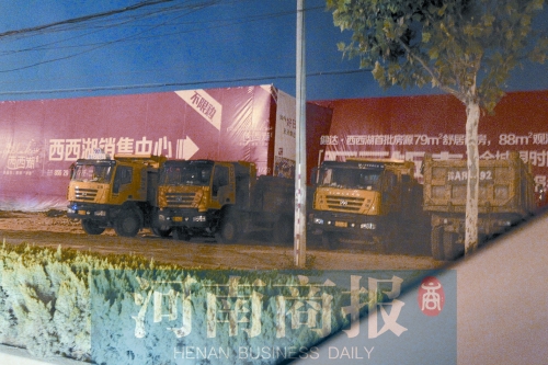 昨夜，記者發(fā)現一些工地外，渣土車們正在“休息”記者 鄧萬里/攝