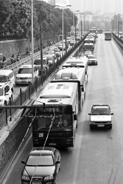 大量的機(jī)動車由京廣路向北前行，右拐后涌上中原路地下道。