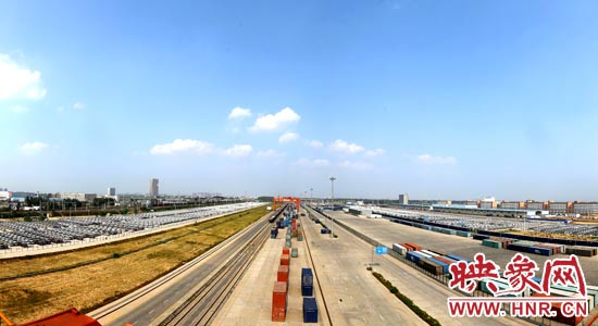 鄭州鐵路集裝箱中心站內(nèi)，滿載貨物的國際班列從這里開出。段晉哲/攝