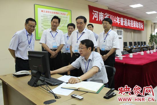 副省長徐濟超在高招錄取現(xiàn)場聽取工作人員匯報。