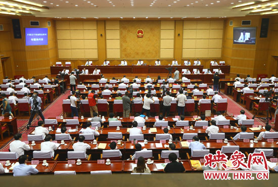 7月29日下午，河南省十二屆人大常委會第九次會議召開關(guān)于職業(yè)教育專題詢問會。
