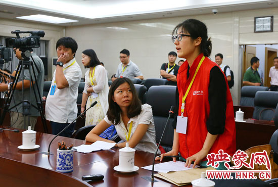 映象網(wǎng)記者就網(wǎng)友關(guān)心熱點(diǎn)問題向省教育廳副廳長尹洪斌提問。