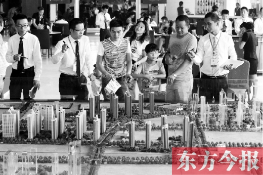 昨天上午，在鄭州市區(qū)一售樓部內(nèi)，看房的顧客比平時(shí)多了不少