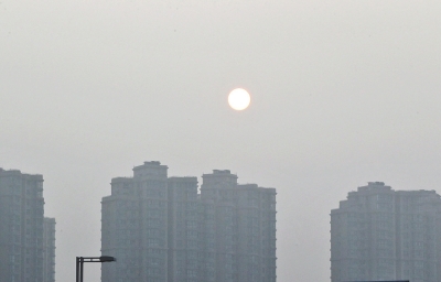 昨天，鄭州市區(qū)，霧霾遮擋的太陽(yáng)像個(gè)月亮。