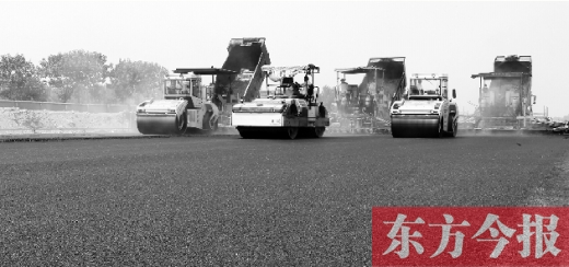 鄭州通航試驗區(qū)上街機場的改擴建工程正在緊張施工，寬闊的跑道已經(jīng)基本竣工