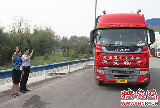 運(yùn)送救災(zāi)物質(zhì)的貨車(chē)出發(fā),奔赴災(zāi)區(qū)。