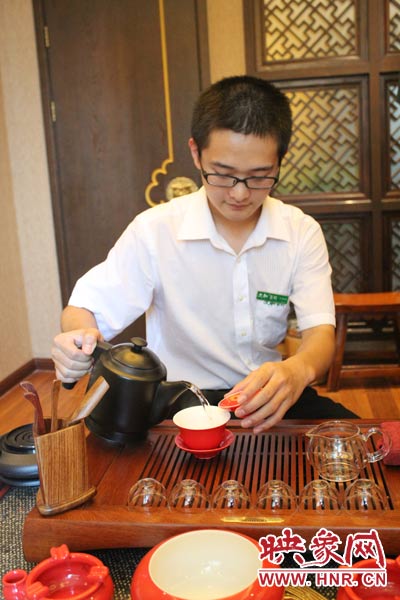 1、水壺里的水煮沸，李克勤把茶葉放進(jìn)茶荷里，準(zhǔn)備溫杯沖茶