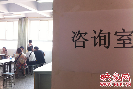在金水區(qū)教體局設(shè)立的“復(fù)議”現(xiàn)場，家長們提出了各式各樣的問題。