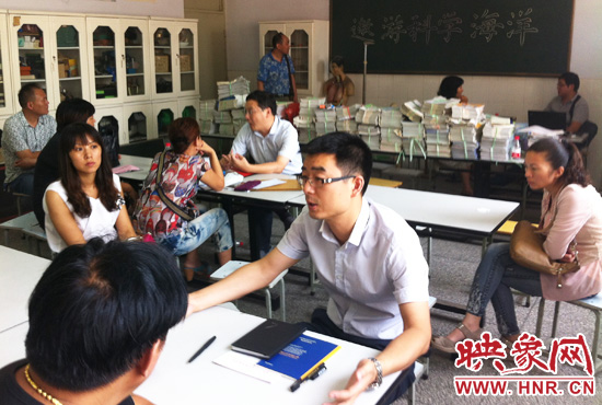 各區(qū)受理咨詢的教育部門工作人員對于提出的問題一一作出解答。