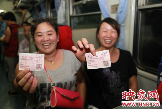 進(jìn)疆棉農(nóng)展示前往烏魯木齊的車票。