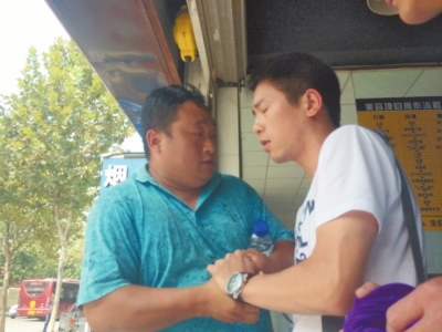 記者正查看照片，突遭藍(lán)衣男強(qiáng)搶手機(jī)。