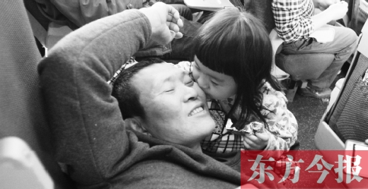 女兒嘟嘟不時的親吻是他最好的“鎮(zhèn)痛藥”。