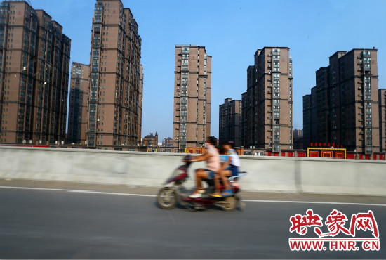 三環(huán)快速路開通后，仍有一些電動車違規(guī)上橋。