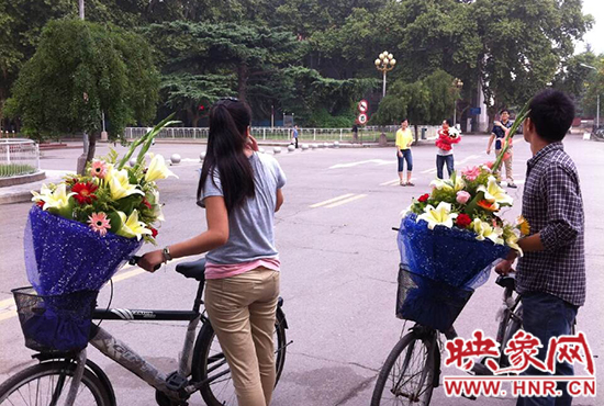 在鄭州大學(xué)南校區(qū)，有不少學(xué)生三五成群，手捧鮮花。