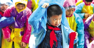 昨日下午,農(nóng)科路上一小學(xué)放學(xué)時,孩子們大部分都穿著雨披。