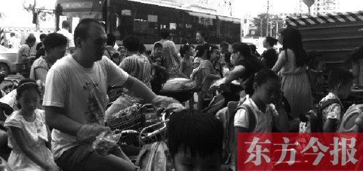 9月4日下午，文化路一小附近，大批陪讀家長接孩子。