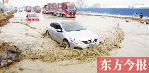 昨日的水坑現(xiàn)場，“坑車”的情況仍在繼續(xù)上演