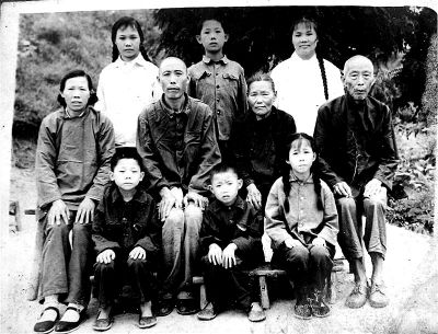 1970年，何兆勝一家人在荊門(mén)合影，中排左二為何兆勝。