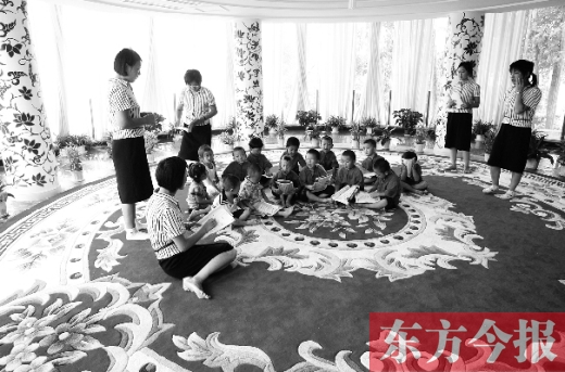 鄭州一幼兒園里的孩子在老師的帶領(lǐng)下讀《論語》。