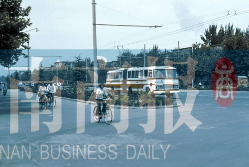 1983年的建設(shè)路，已經(jīng)有了電車