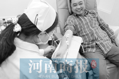 昨天，有市民看了商報報道后，前往獻(xiàn)血點獻(xiàn)血 記者 張郁/攝