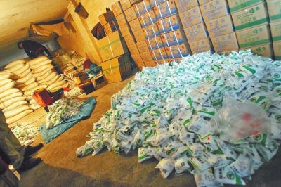 大袋的飼料添加劑氯化鈉經過仿冒加工，就變成了小袋的食用碘鹽。