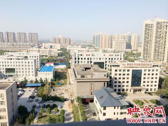一座4層的建筑樓頂蓋上了四合院。