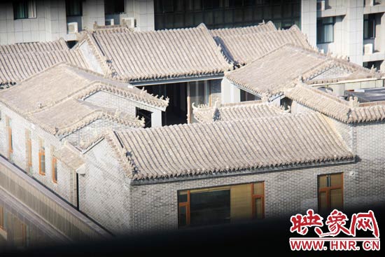 這座建筑里面的裝修奢華考究，門窗和吊頂均為紅木。