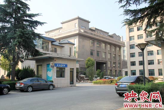 據(jù)這座建筑的一名工作人員稱，整座建筑為海龍集團所有，房屋建成之后用作公司紅木家具展示。