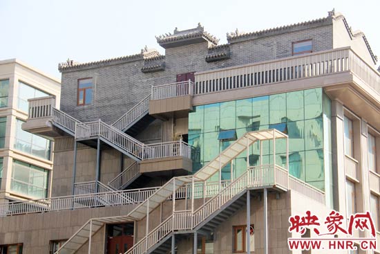 這座建筑的背面，已建好步梯。