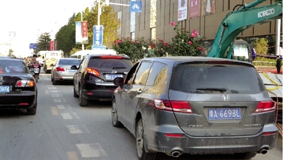 中原路華山路口，花壇擋了進入地下商場的車流