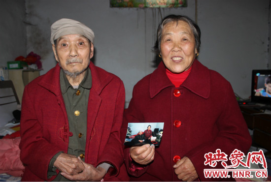 兩位老人的心愿就是能有一張金婚照。