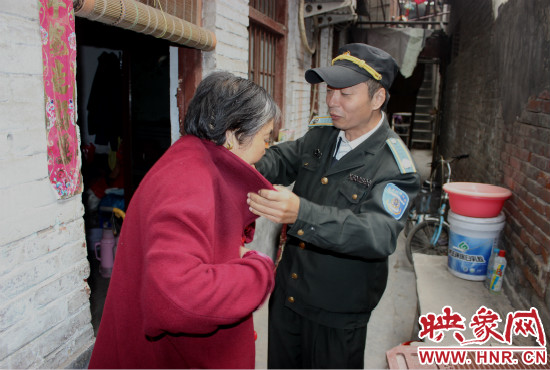 一馬路社區(qū)的巡防隊員們經(jīng)常前來幫助老人。