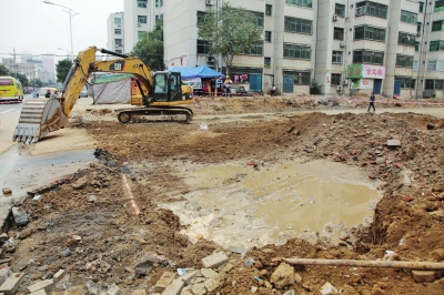 漢江路與行云路口，施工挖斷天然氣管道。