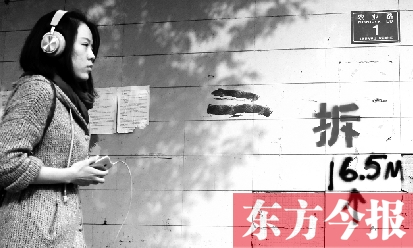 昨日，東方今報(bào)記者走訪農(nóng)業(yè)路沿線，看見“拆”字已上墻